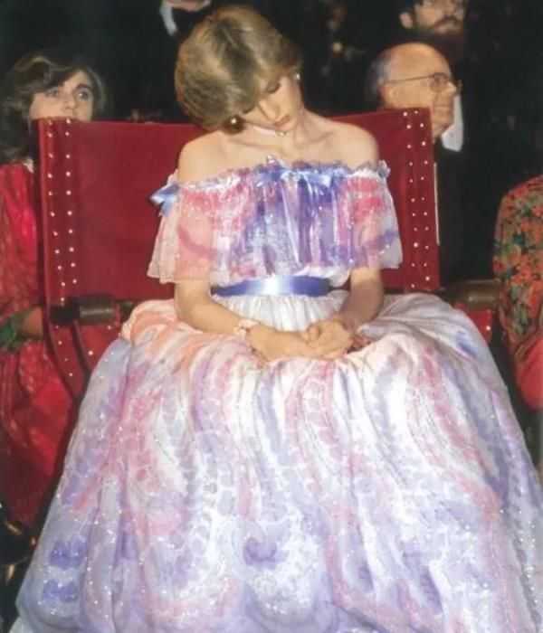 戴安娜20岁怀上威廉，穿着粉蓝色的公主裙睡着，像落入凡间的精灵