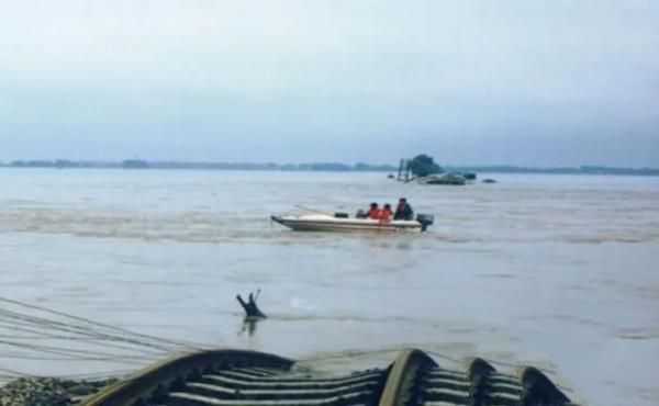 老照片：1998年特大洪水后的真实写照，告诉你当年何其凶险