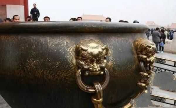 和珅铸造22口纯金缸，侵略者将水缸黄金刮掉，如今刀刮痕迹依然明显