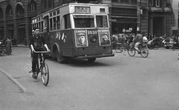 1949年上海刚刚解放时的场景：繁华无比，市民热烈欢迎解放军入城