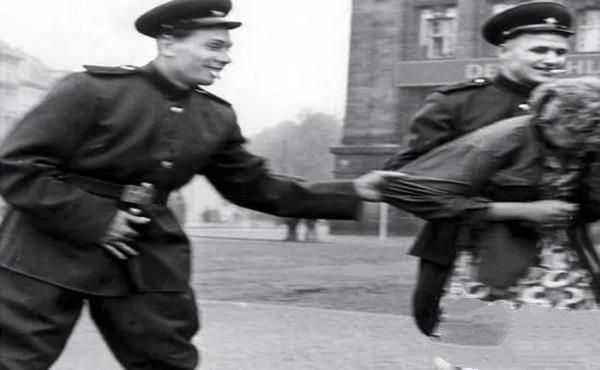 街头强抱女纳粹的苏军，枪毙前抽最后一根烟的日本鬼子，5张历史罕见照
