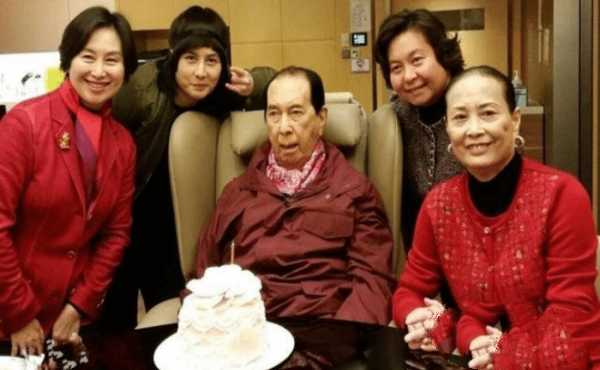 何鸿燊娶4个老婆，为什么法律不管他？历史学家：他娶100个都可以