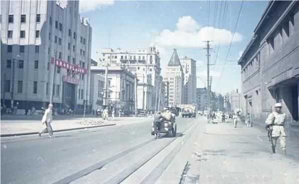 1949年上海刚刚解放时的场景：繁华无比，市民热烈欢迎解放军入城