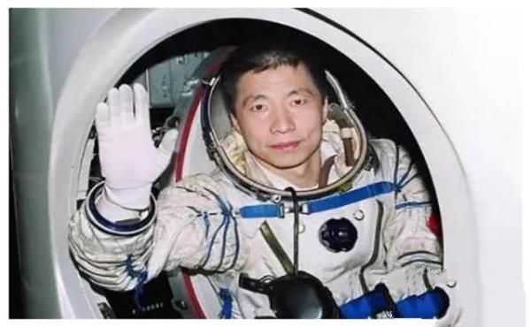航天英雄杨利伟，让国人骄傲的背后，是他女儿的离世和妻子的转业