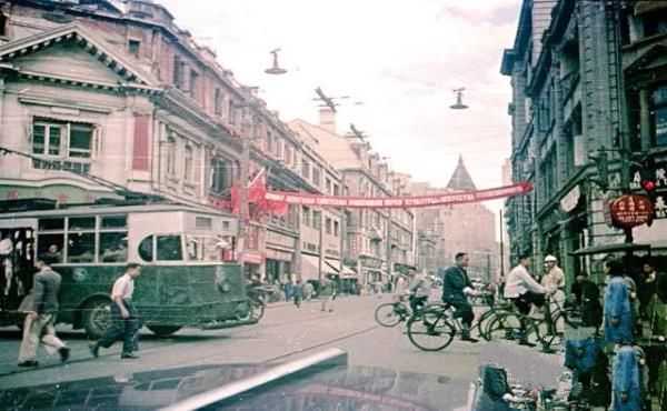 1949年上海刚刚解放时的场景：繁华无比，市民热烈欢迎解放军入城