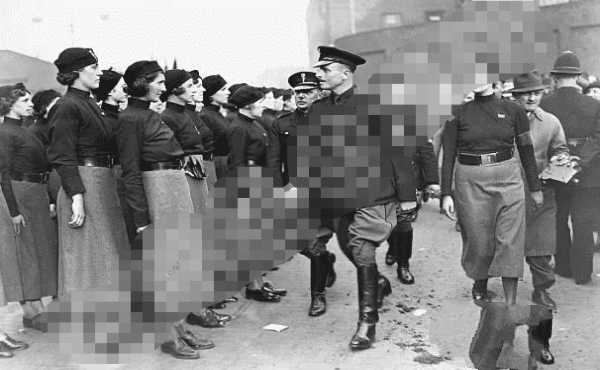 历史过目难忘瞬间：希特勒给父母扫墓，赫鲁晓夫翻白眼，波兰警察吊死女德军