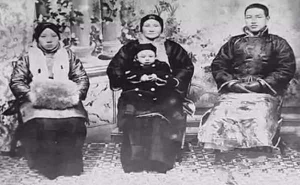 蒋介石死后，为何不是儿子蒋经国接班，这个外姓人是谁？