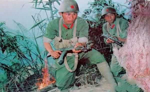 法卡山血战：解放军用血肉之躯，扛住了13000名越军自杀式袭击