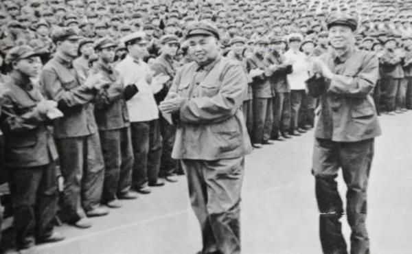 邓华1962年回京参会，哪位开国上将毫不避嫌，坚持与他同桌吃饭？