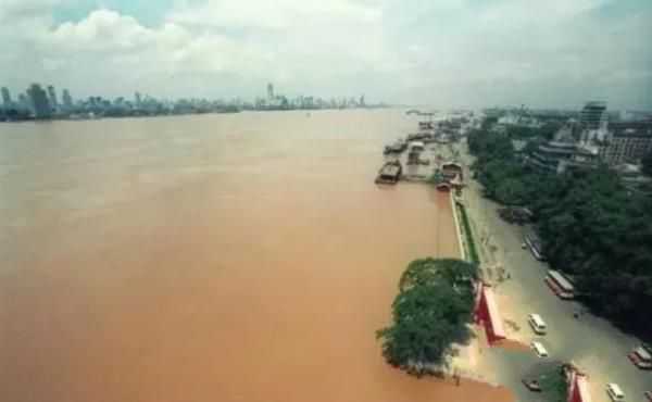老照片：1998年特大洪水后的真实写照，告诉你当年何其凶险