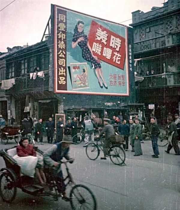 1949年上海刚刚解放时的场景：繁华无比，市民热烈欢迎解放军入城