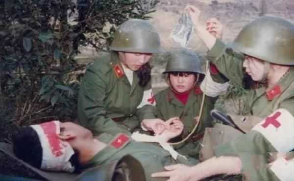 法卡山血战：解放军用血肉之躯，扛住了13000名越军自杀式袭击
