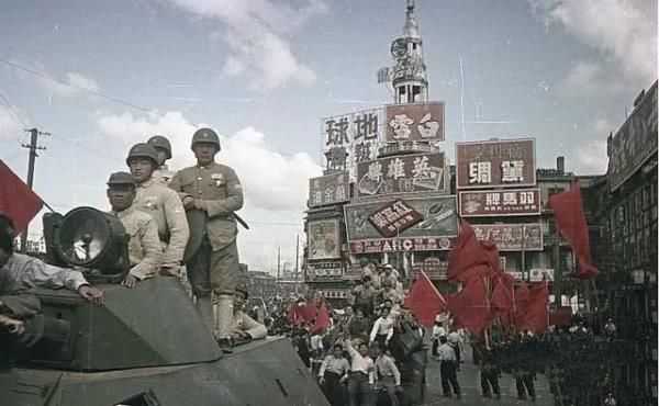 1949年上海刚刚解放时的场景：繁华无比，市民热烈欢迎解放军入城