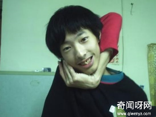 世界六大奇特橡胶人，印度男子身体柔韧度惊人，可随意穿过网球拍