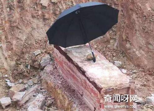 后来工人在打地基时挖出了八口棺材,这也是荔湾广场每年死八人传说的